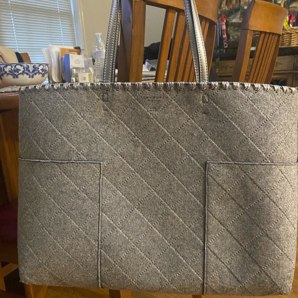 NWOT TORY BURCH GRAY/SILVER TOTE BAG WITH INSERT.